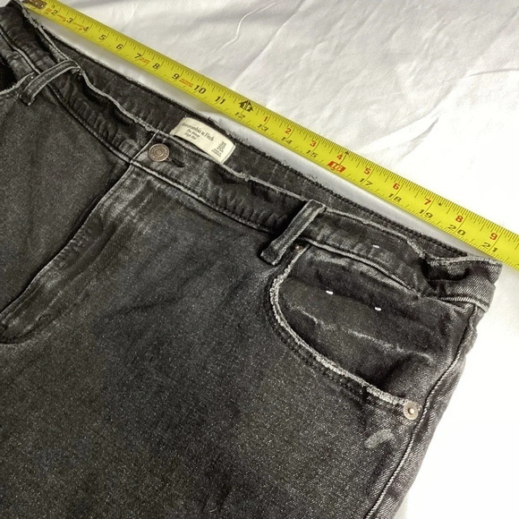 Abercrombie Women’s The Skinny High Rise Ripped Knee Jean in Black in 20S/35 - Picture 4 of 10